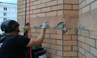 Обследование фасада здания в Малоярославце в октябре